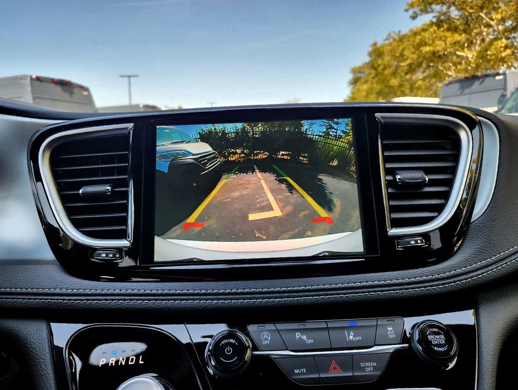 New 2026 Chrysler Pacifica Limited w/ Uconnect Theater Family Group image 23