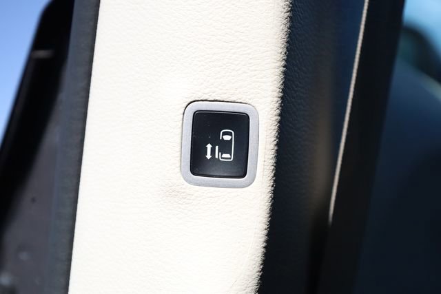 Used 2023 Chrysler Pacifica Touring-L image 27