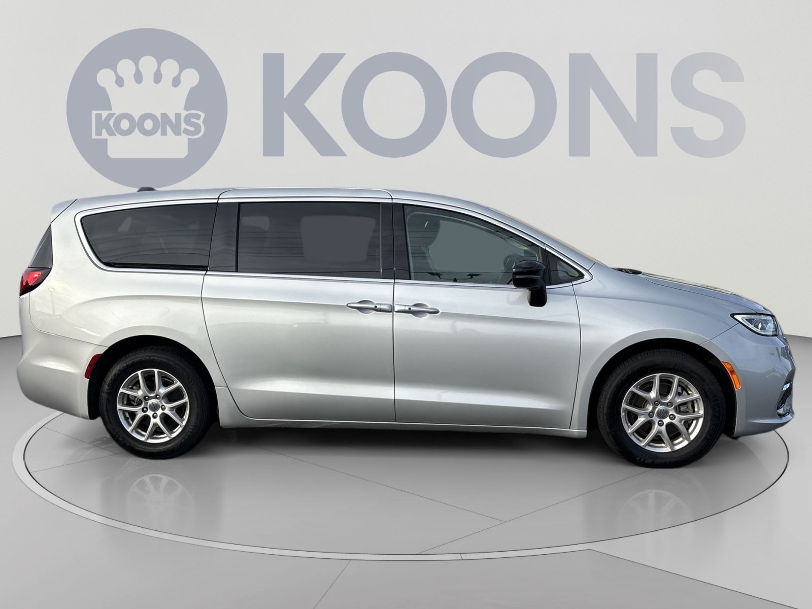 Used 2024 Chrysler Pacifica Touring-L FWD image 8