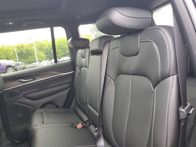 New 2026 Jeep Grand Cherokee Limited w/ Limited Altitude Package AWD/4WD image 16
