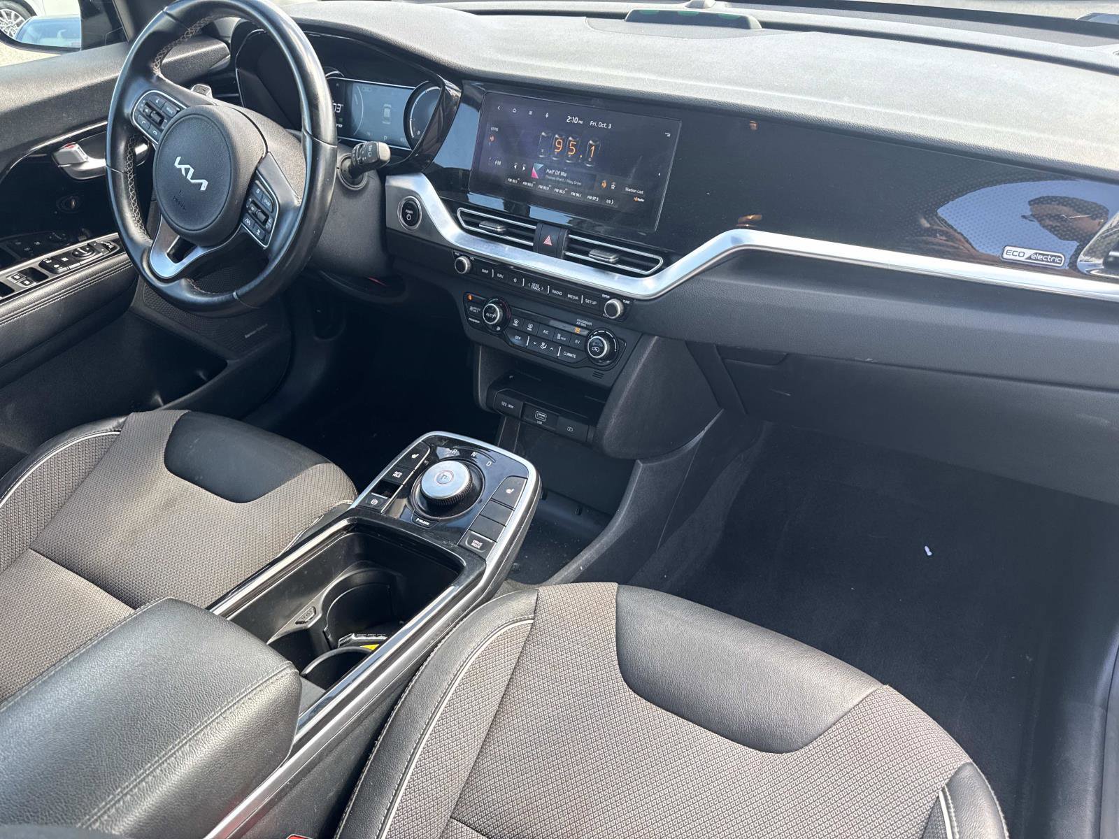 Used 2022 Kia Niro EX image 28
