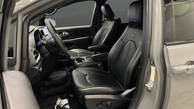 Used 2023 Chrysler Pacifica Touring-L w/ S Appearance Package FWD image 9