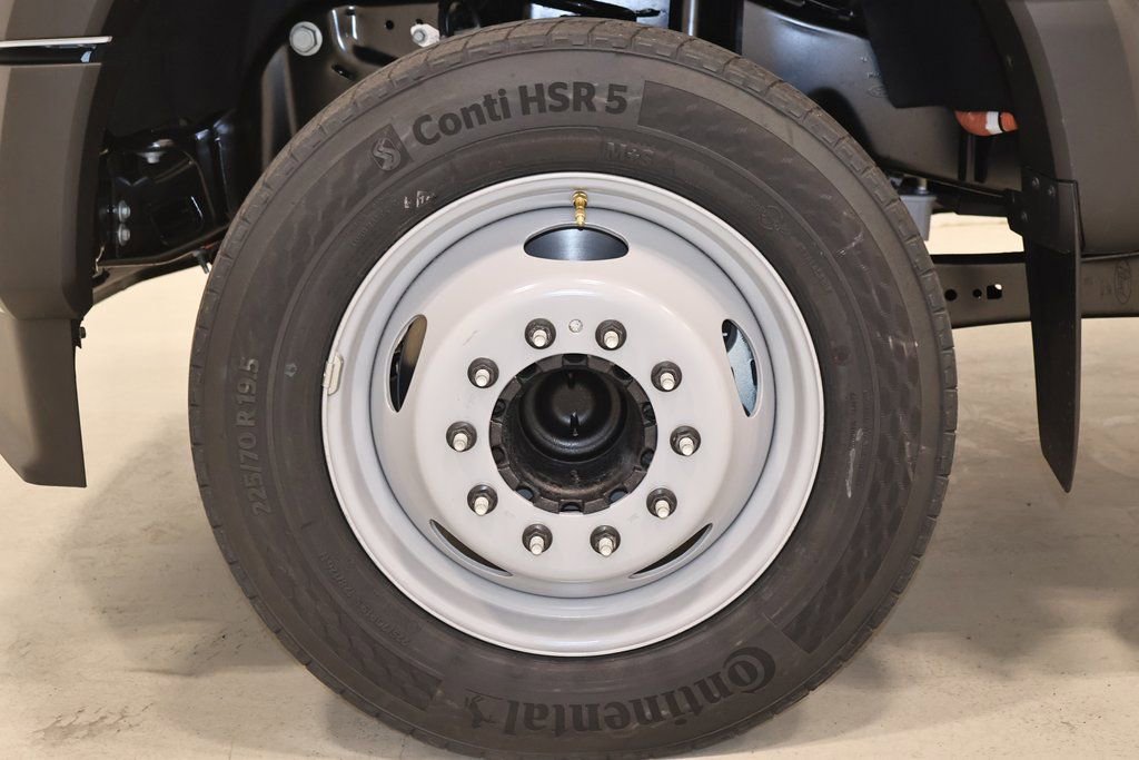New 2026 Ford F550 2WD Regular Cab Super Duty image 25