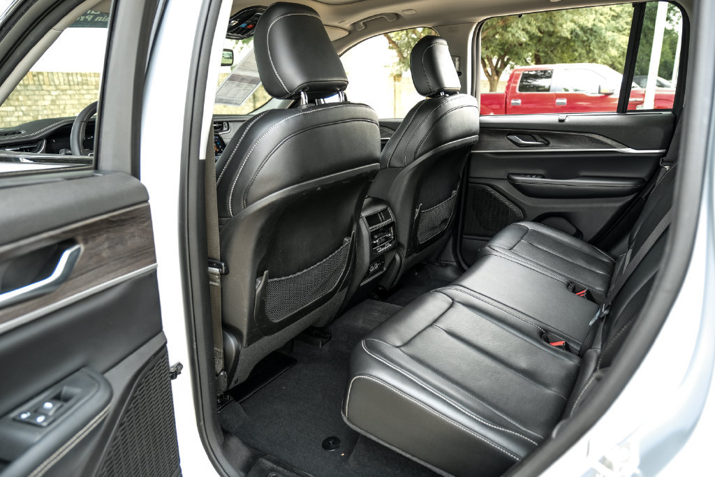 Used 2023 Jeep Grand Cherokee Limited w/ Luxury Tech Group II AWD/4WD image 50