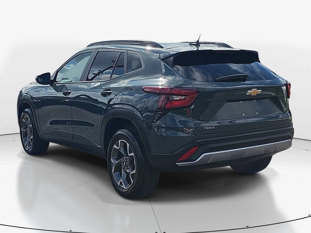 Used 2025 Chevrolet Trax LT FWD image 8