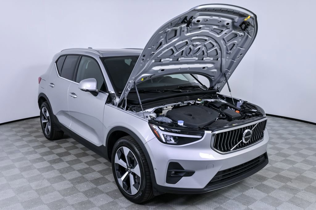Certified 2025 Volvo XC40 B5 Plus image 32