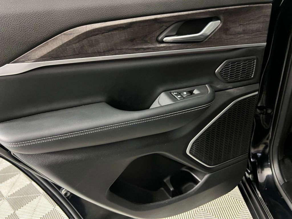 Used 2023 Jeep Grand Cherokee Limited w/ Luxury Tech Group II image 29