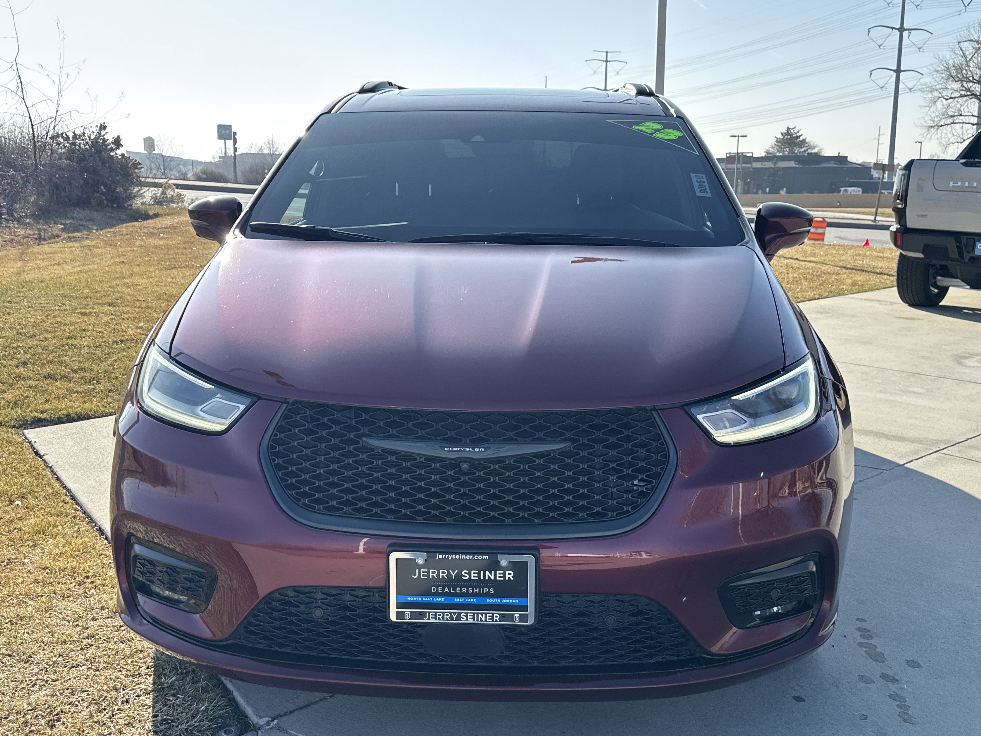 Used 2023 Chrysler Pacifica Touring-L w/ S Appearance Package image 8