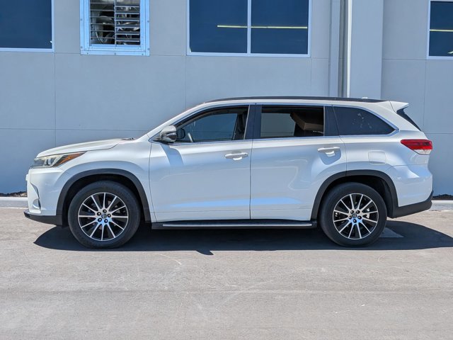 Used 2017 Toyota Highlander SE image 2