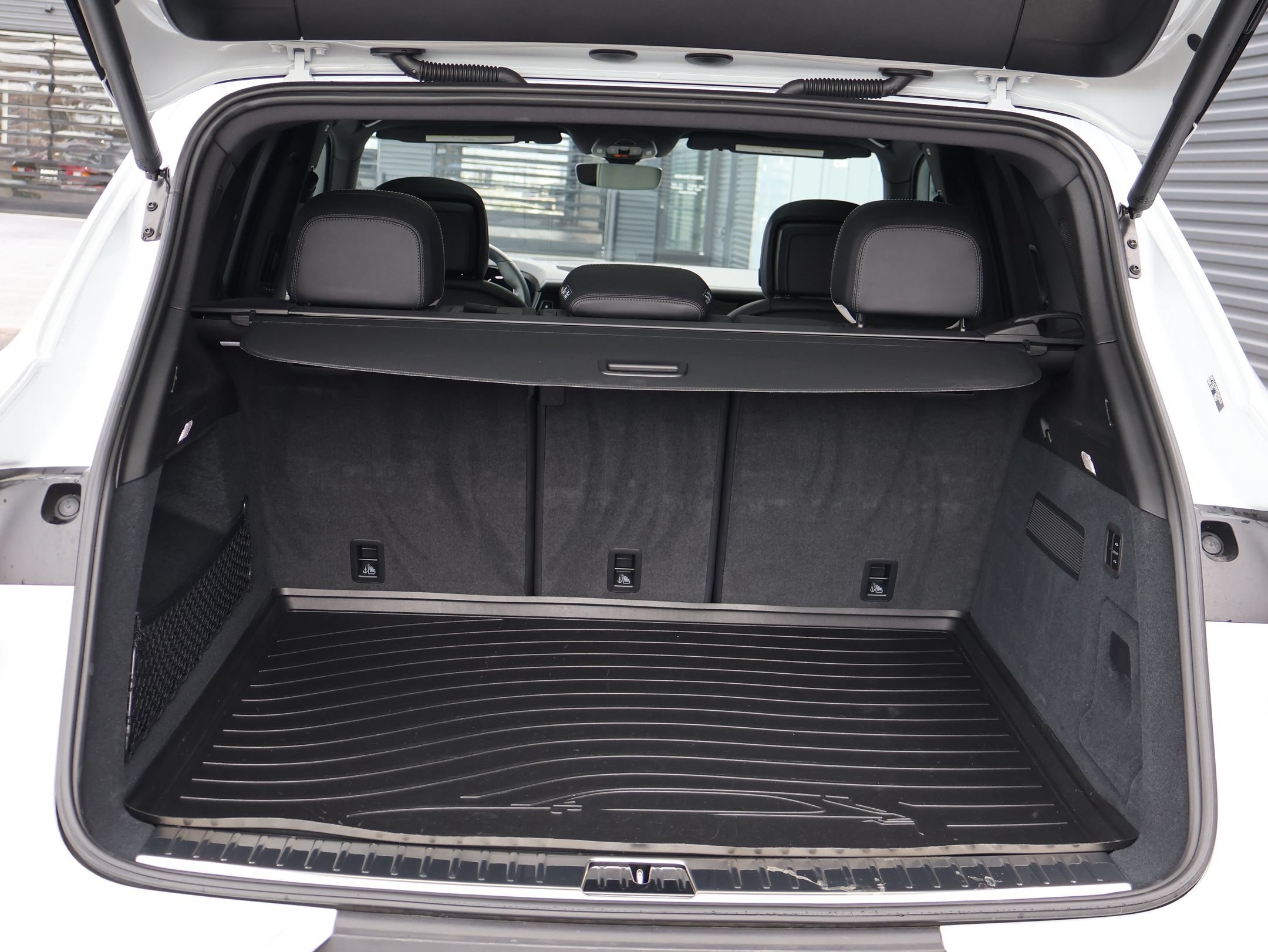 Certified 2025 Porsche Cayenne AWD/4WD image 28