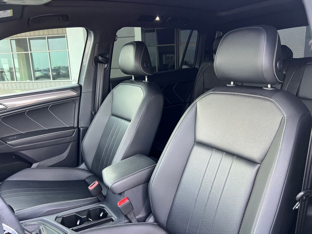 Used 2024 Volkswagen Tiguan SE R-Line w/ MDO Package, Three-Row FWD image 9