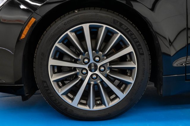 Used 2020 Lincoln MKZ image 2