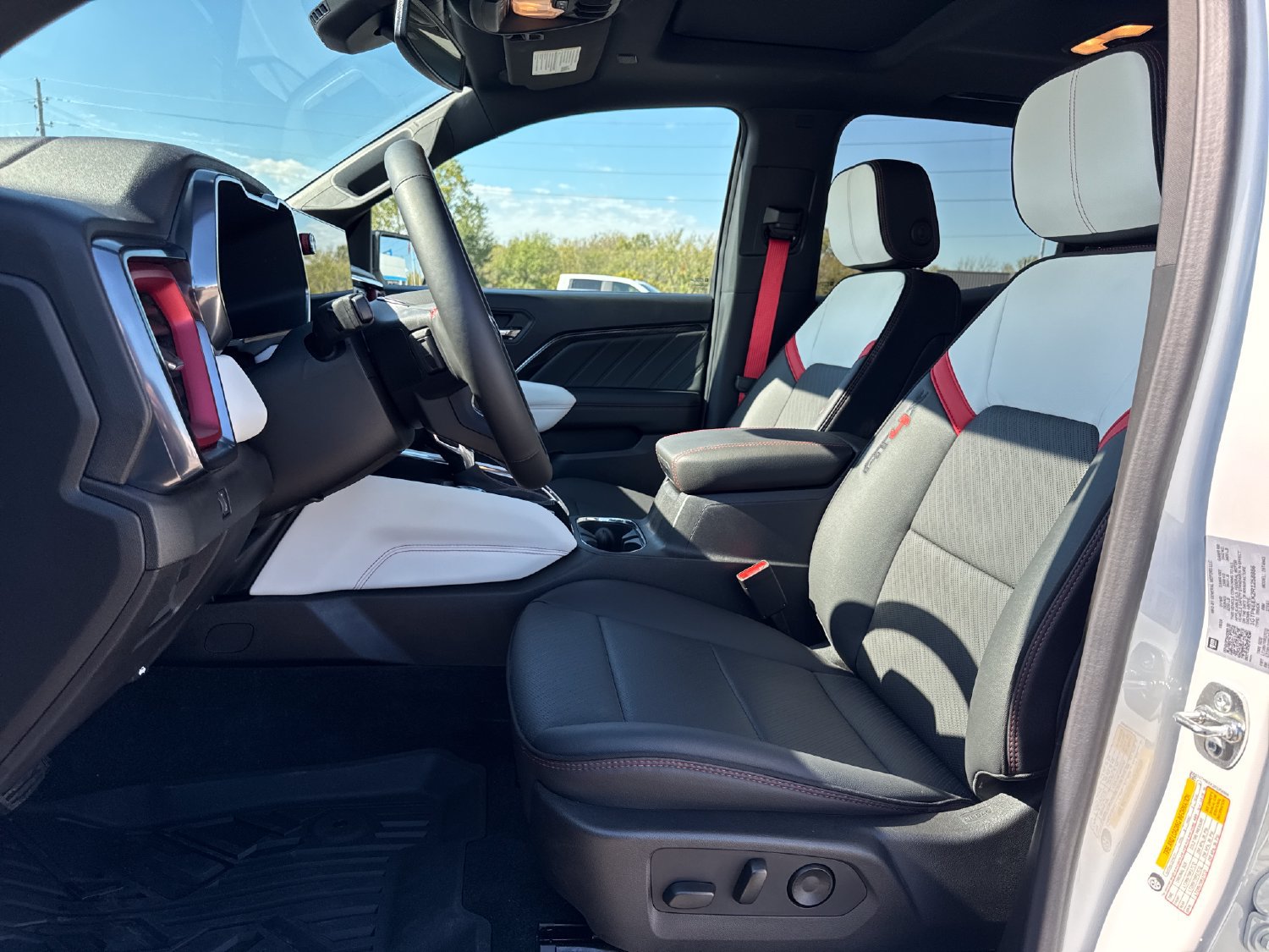Used 2024 GMC Canyon AT4X AWD/4WD image 9
