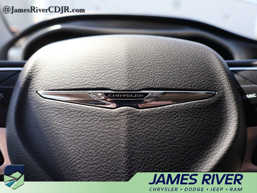 Used 2024 Chrysler Pacifica Touring-L FWD image 26