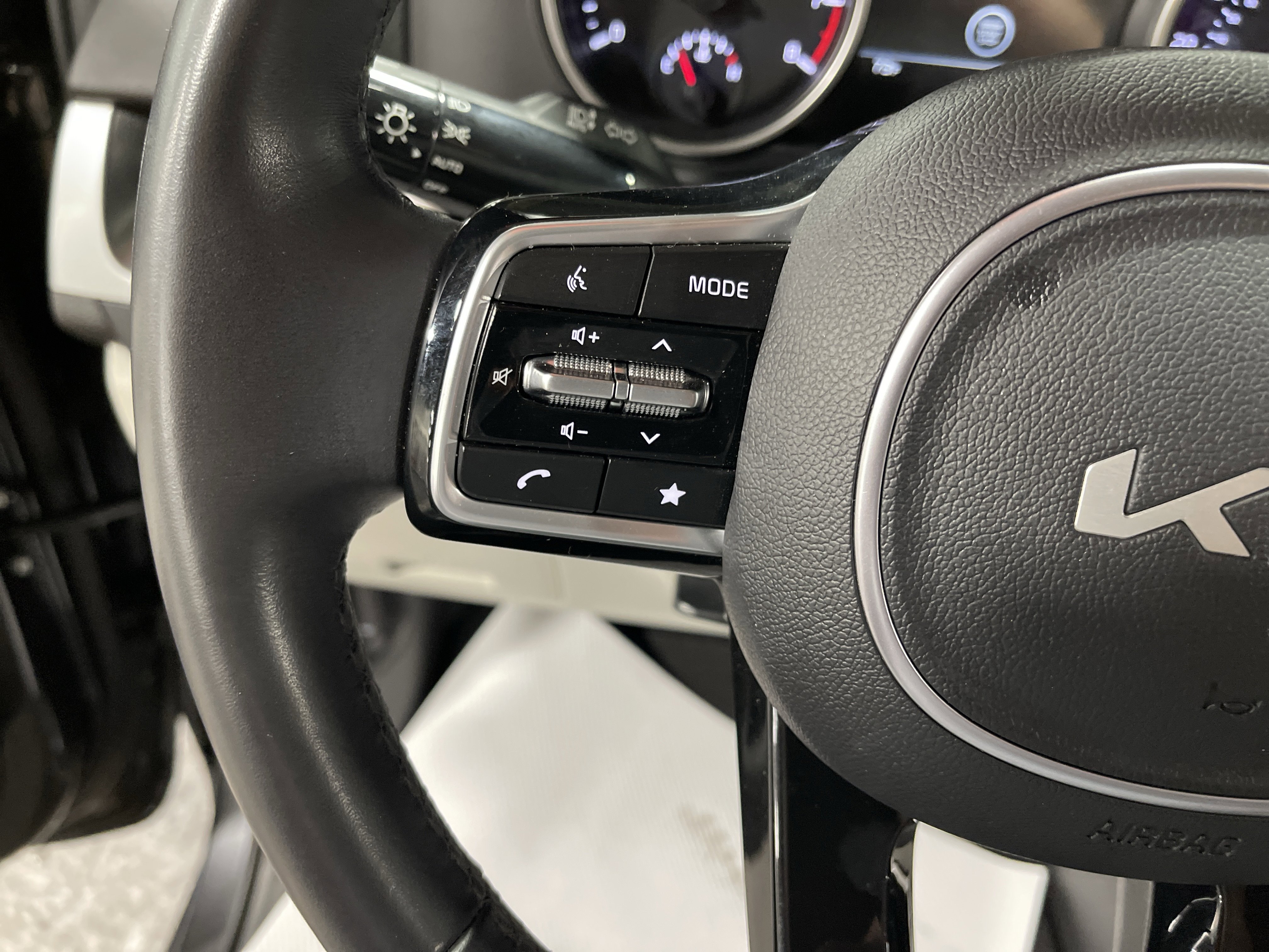 Used 2023 Kia Carnival LX image 19