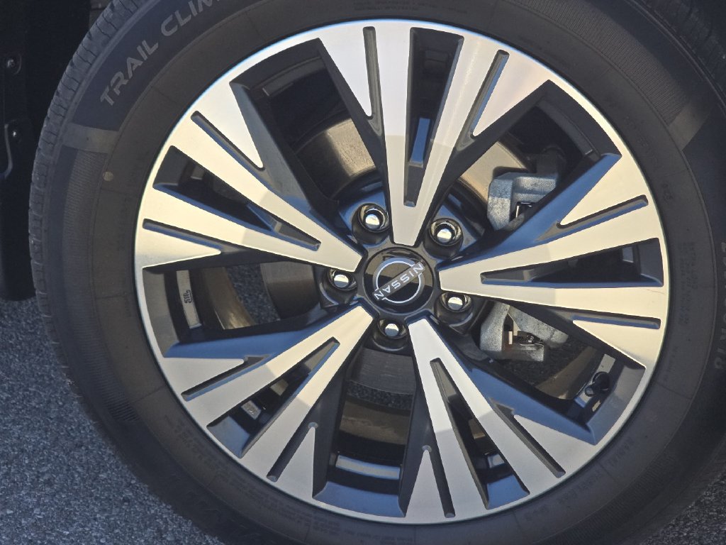 Used 2023 Nissan Rogue SV AWD/4WD image 9