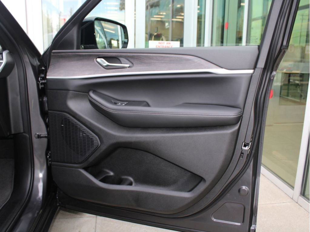 New 2025 Jeep Grand Cherokee Limited w/ Luxury Tech Group II image 30