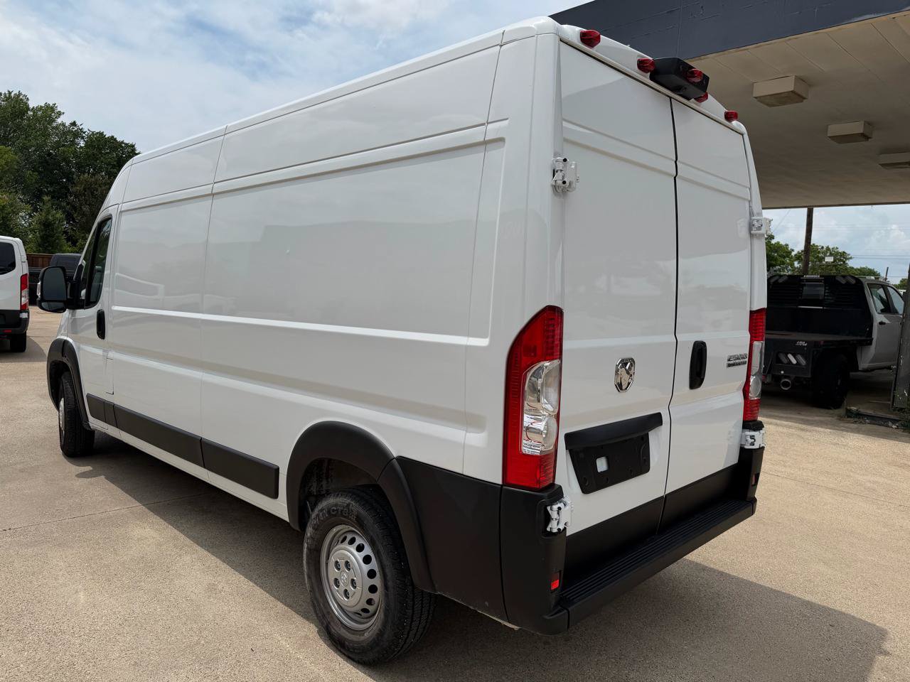 Used 2025 RAM ProMaster 2500 w/ Convenience Group FWD image 3