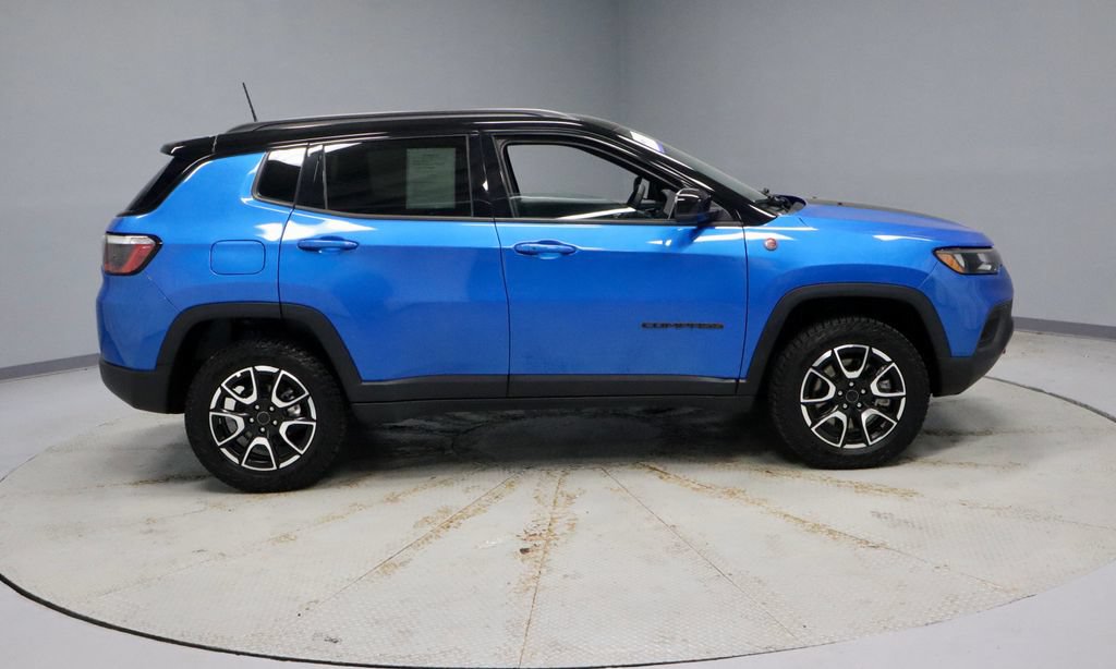 Used 2025 Jeep Compass Trailhawk AWD/4WD image 11