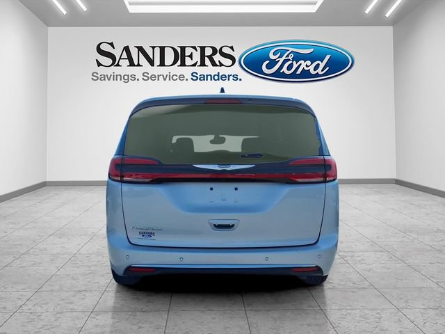 Used 2024 Chrysler Pacifica Touring-L image 3