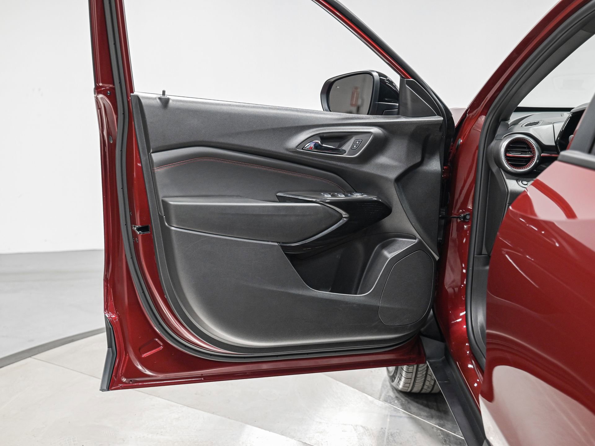 Used 2025 Chevrolet Trax RS w/ Driver Confidence Package image 12