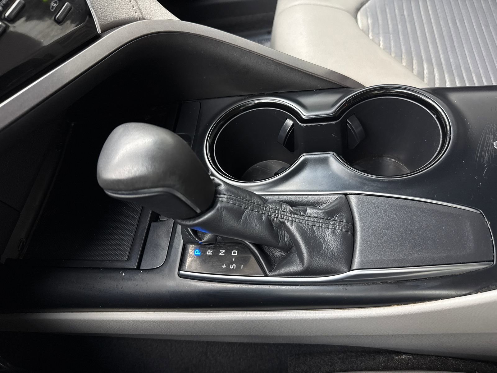 Used 2018 Toyota Camry SE w/ Convenience Package FWD image 30