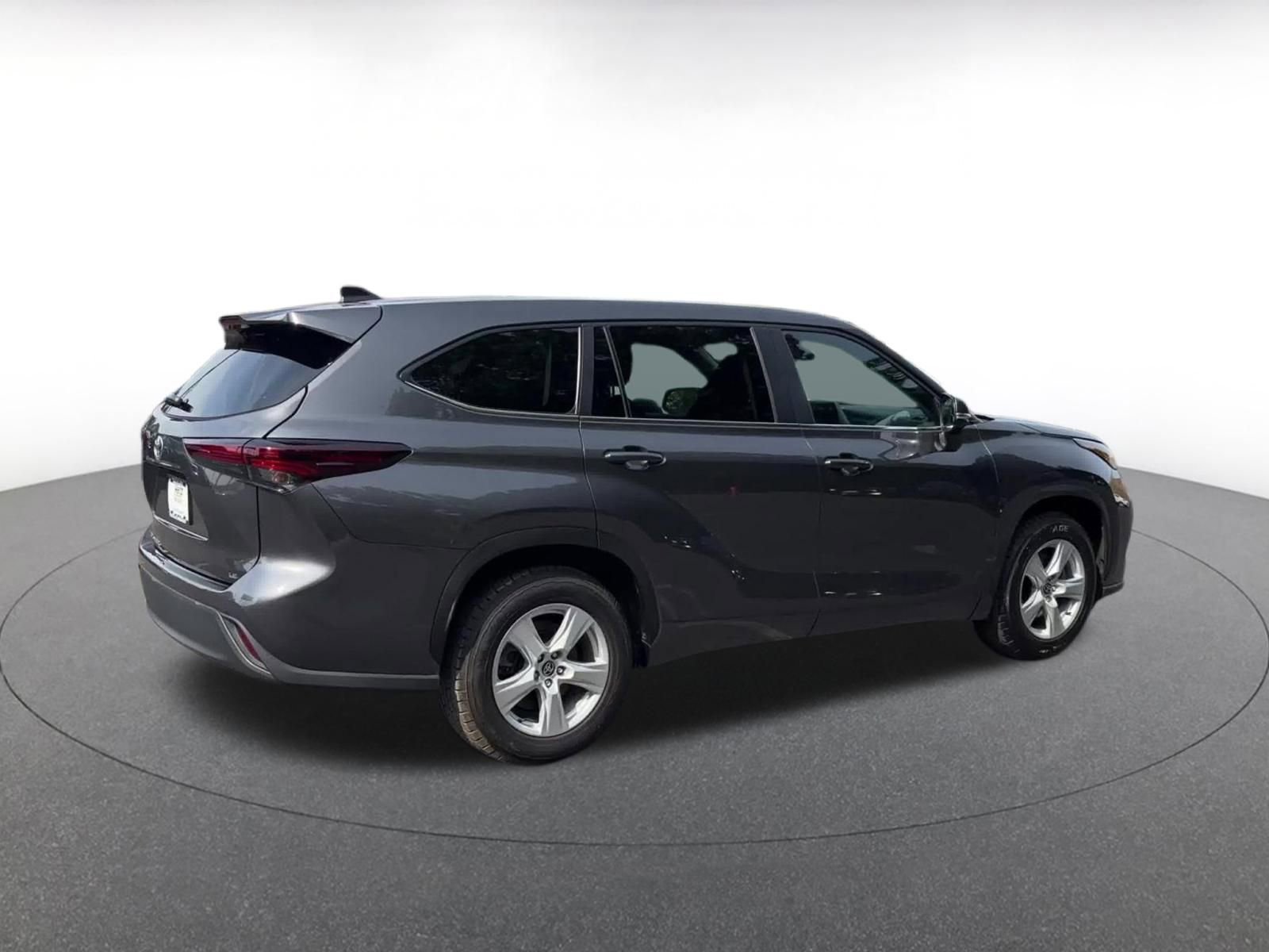 Used 2025 Toyota Highlander LE FWD image 15
