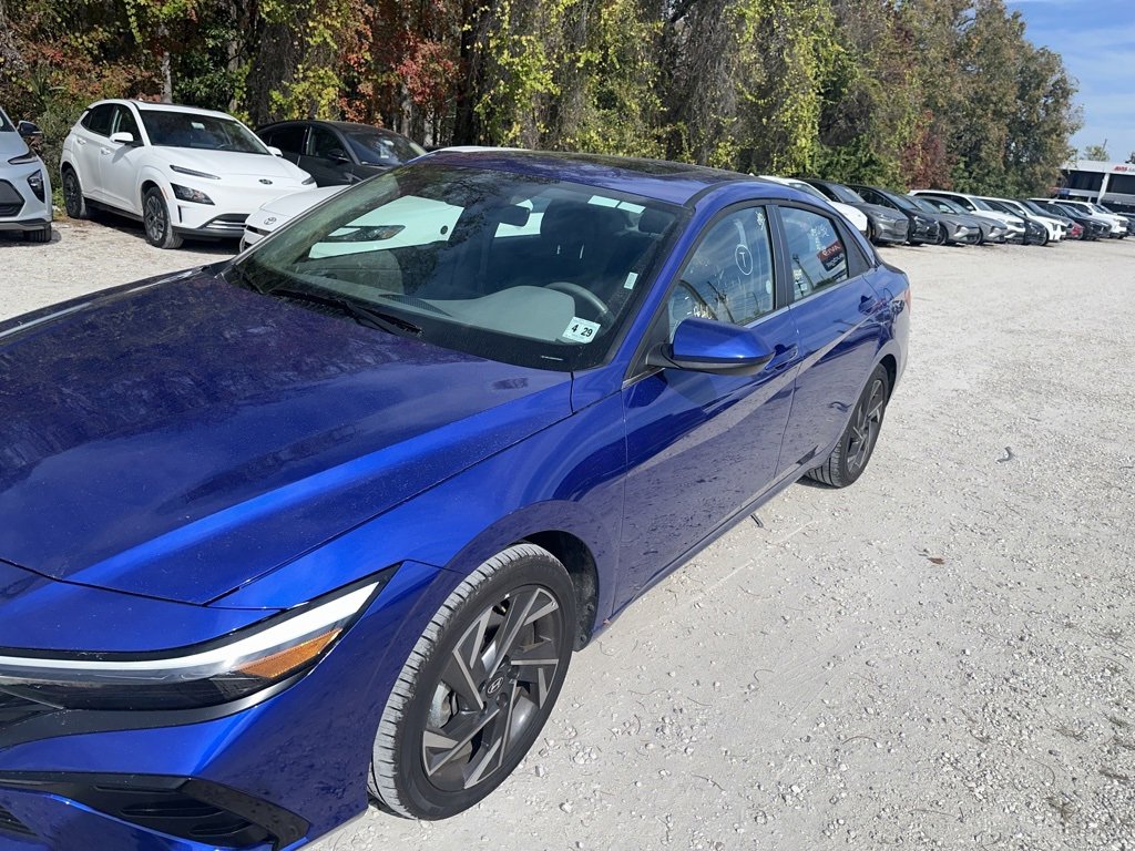 Used 2025 Hyundai Elantra SEL image 1