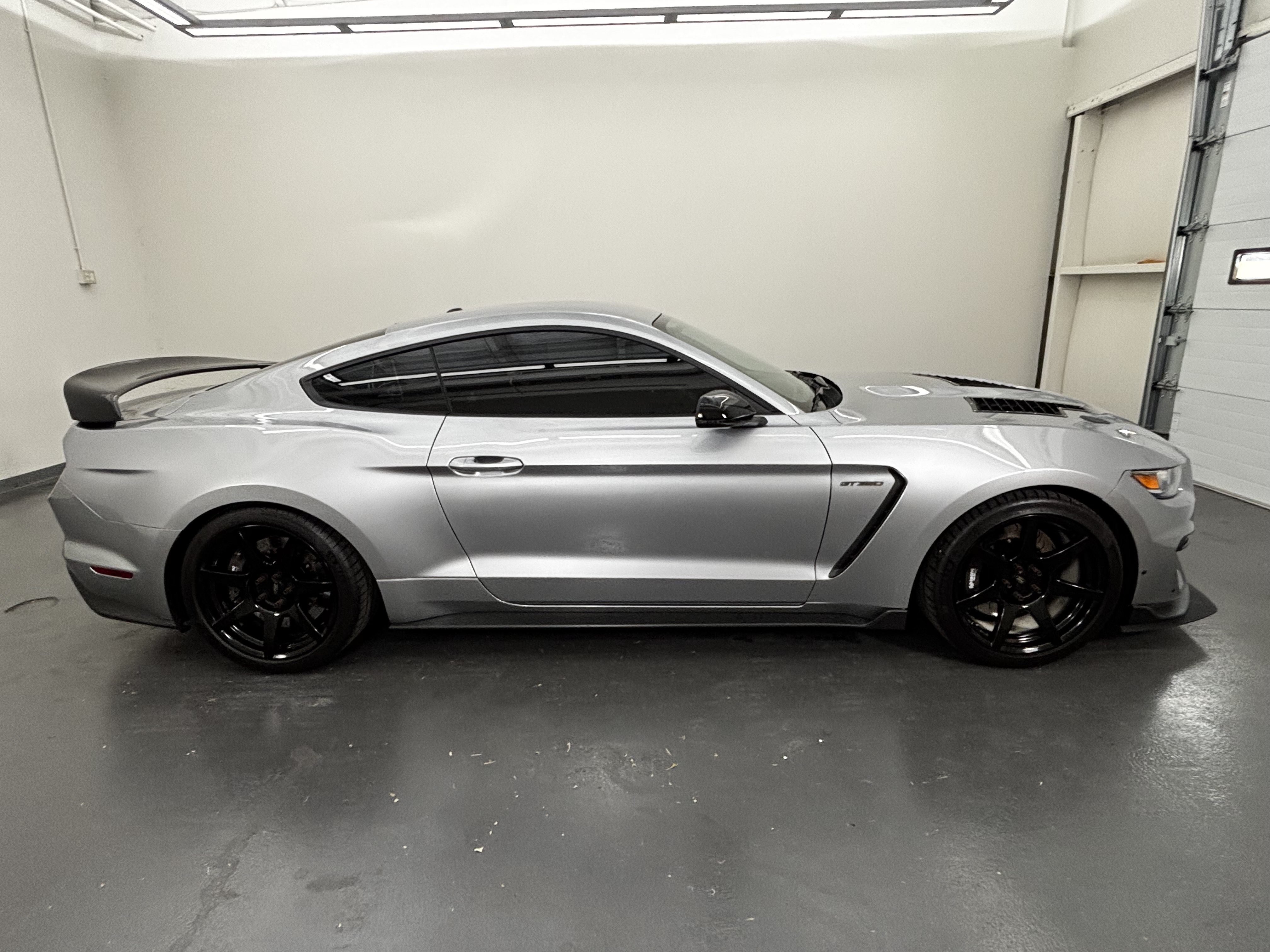 Used 2020 Ford Mustang Shelby GT350R w/ GT350R Equipment Group 920A RWD image 10