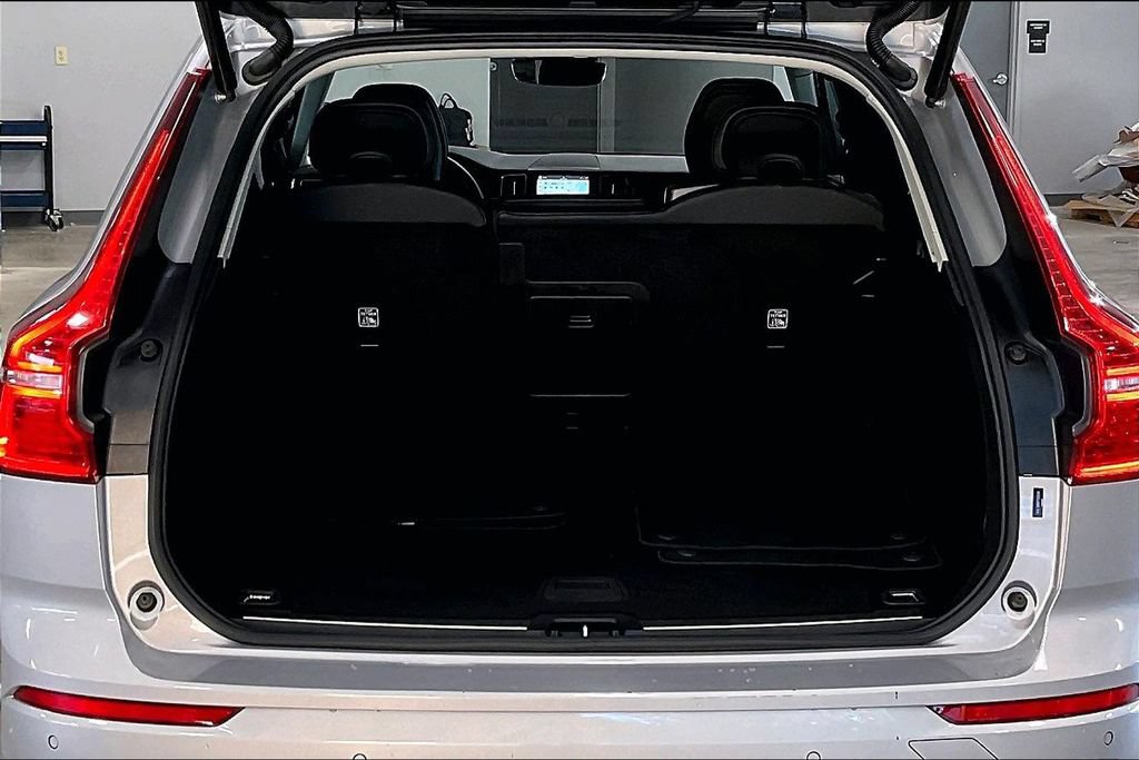 Certified 2023 Volvo XC60 B5 Plus AWD/4WD image 5