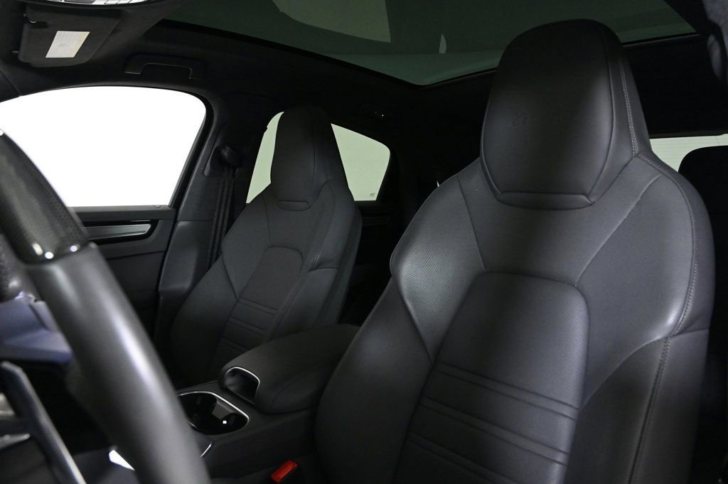 Used 2022 Porsche Cayenne Turbo image 5