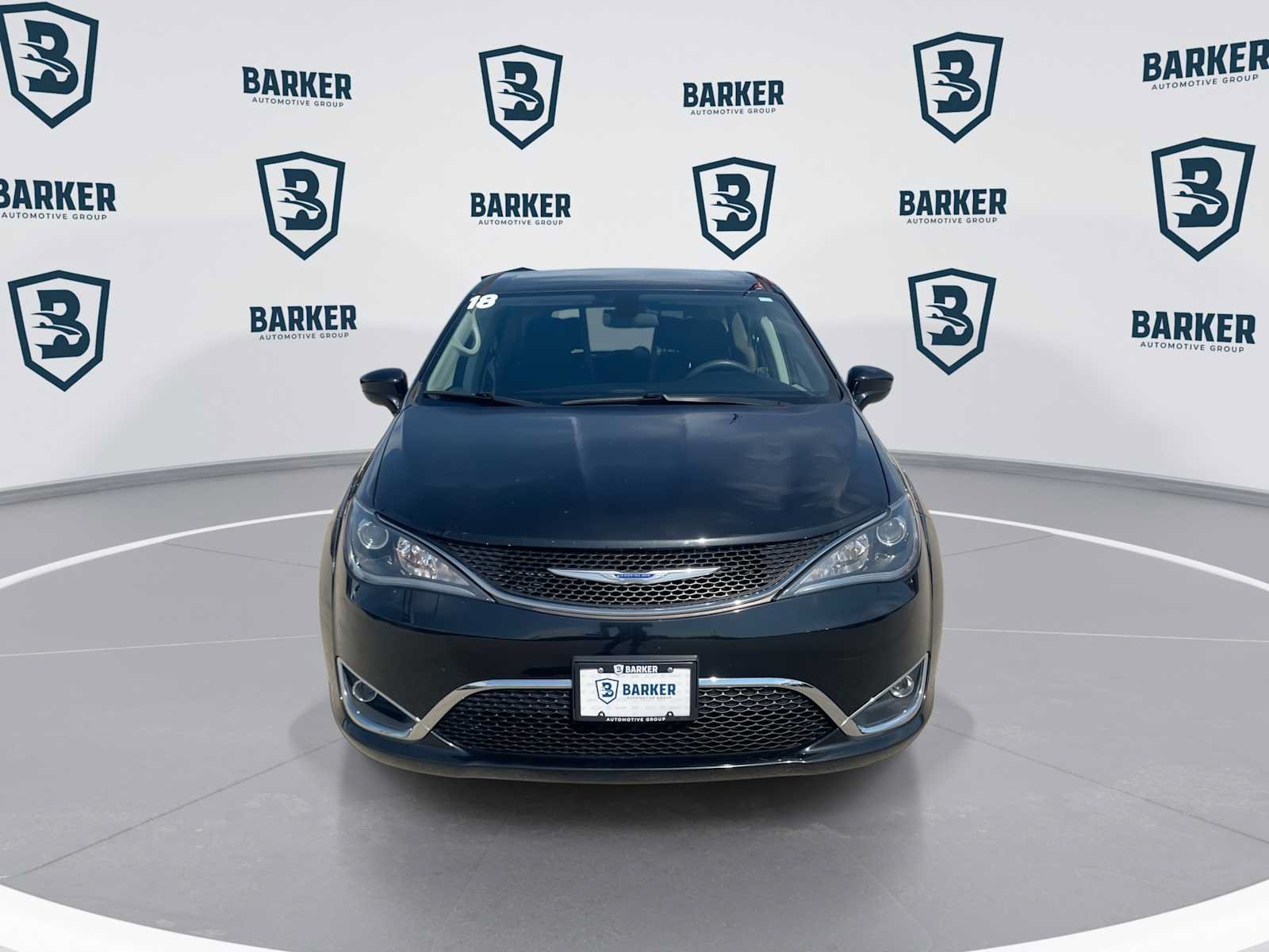 Used 2018 Chrysler Pacifica Touring Plus w/ Tire & Wheel Group FWD image 4