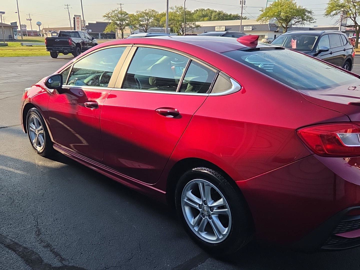 Used 2017 Chevrolet Cruze LT w/ Sun And Sound Package FWD image 4