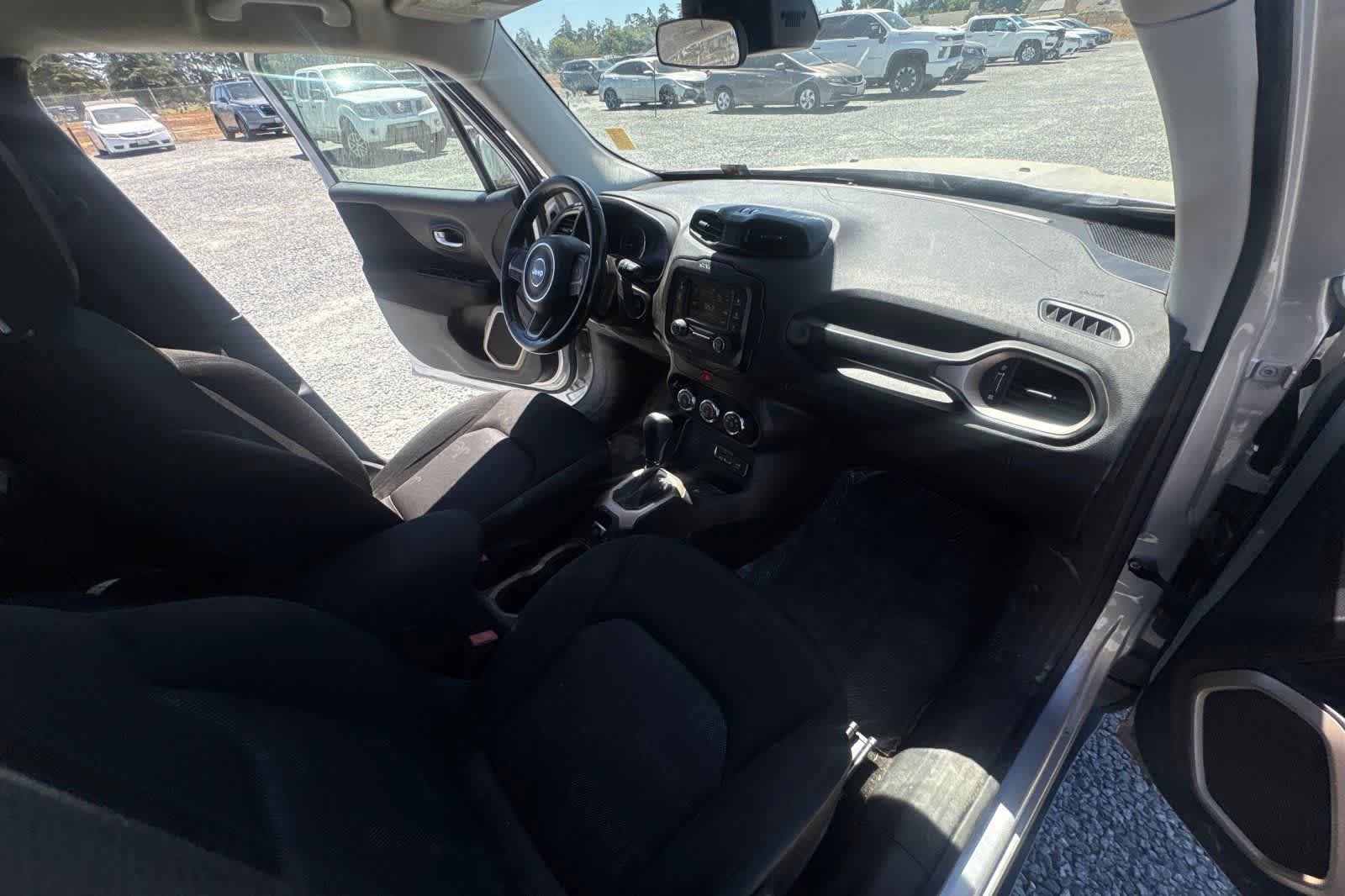 Used 2017 Jeep Renegade Latitude FWD image 18
