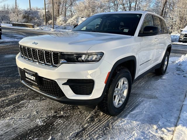 Used 2023 Jeep Grand Cherokee Laredo image 4