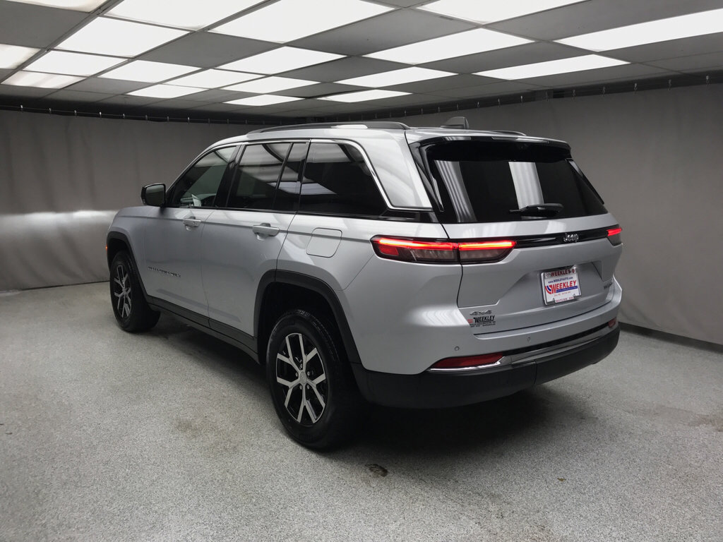 Used 2023 Jeep Grand Cherokee Limited w/ Luxury Tech Group II image 2