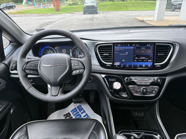 Certified 2025 Chrysler Pacifica Limited FWD image 16