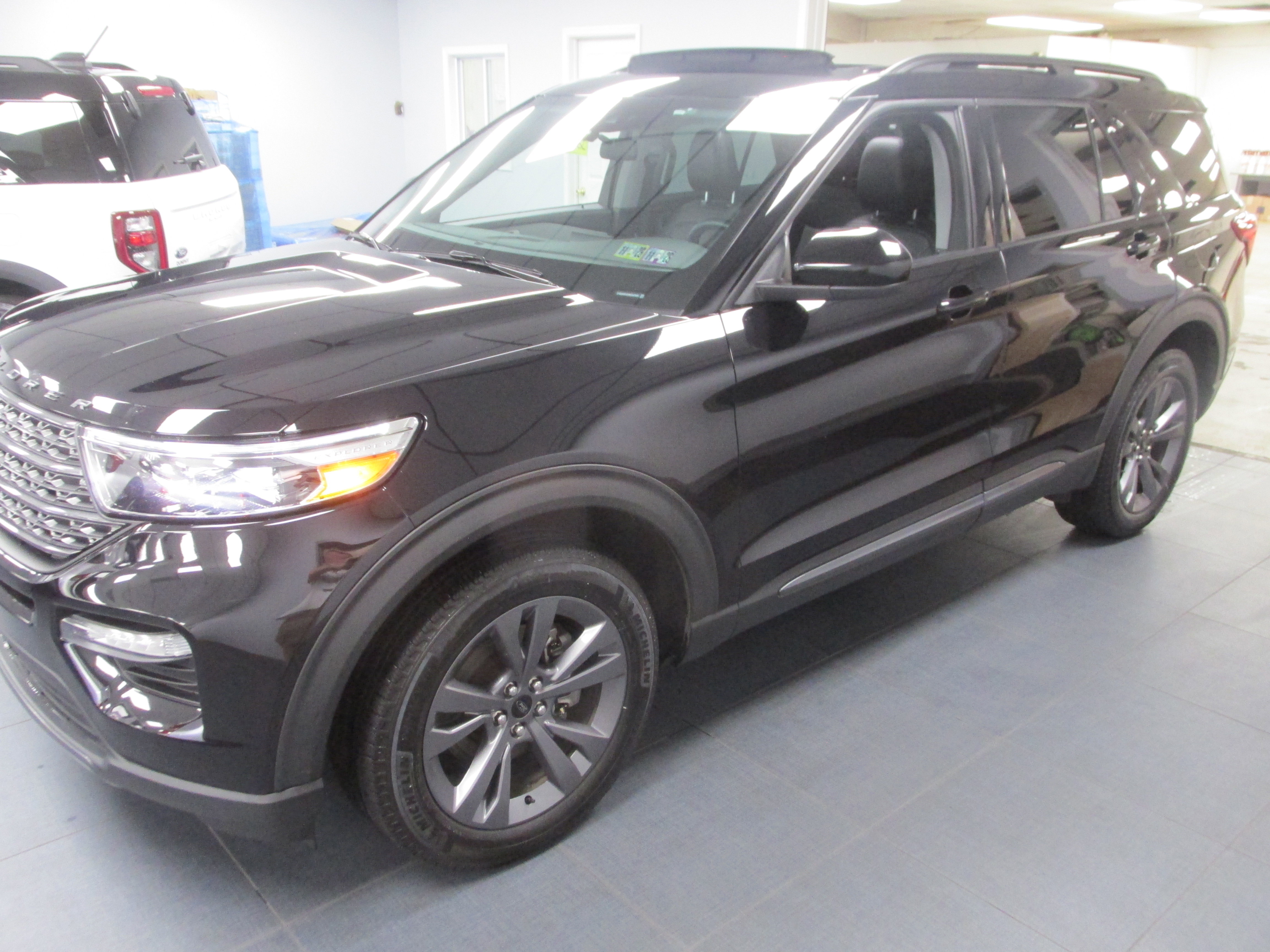 Used 2022 Ford Explorer XLT w/ Equipment Group 202A image 8