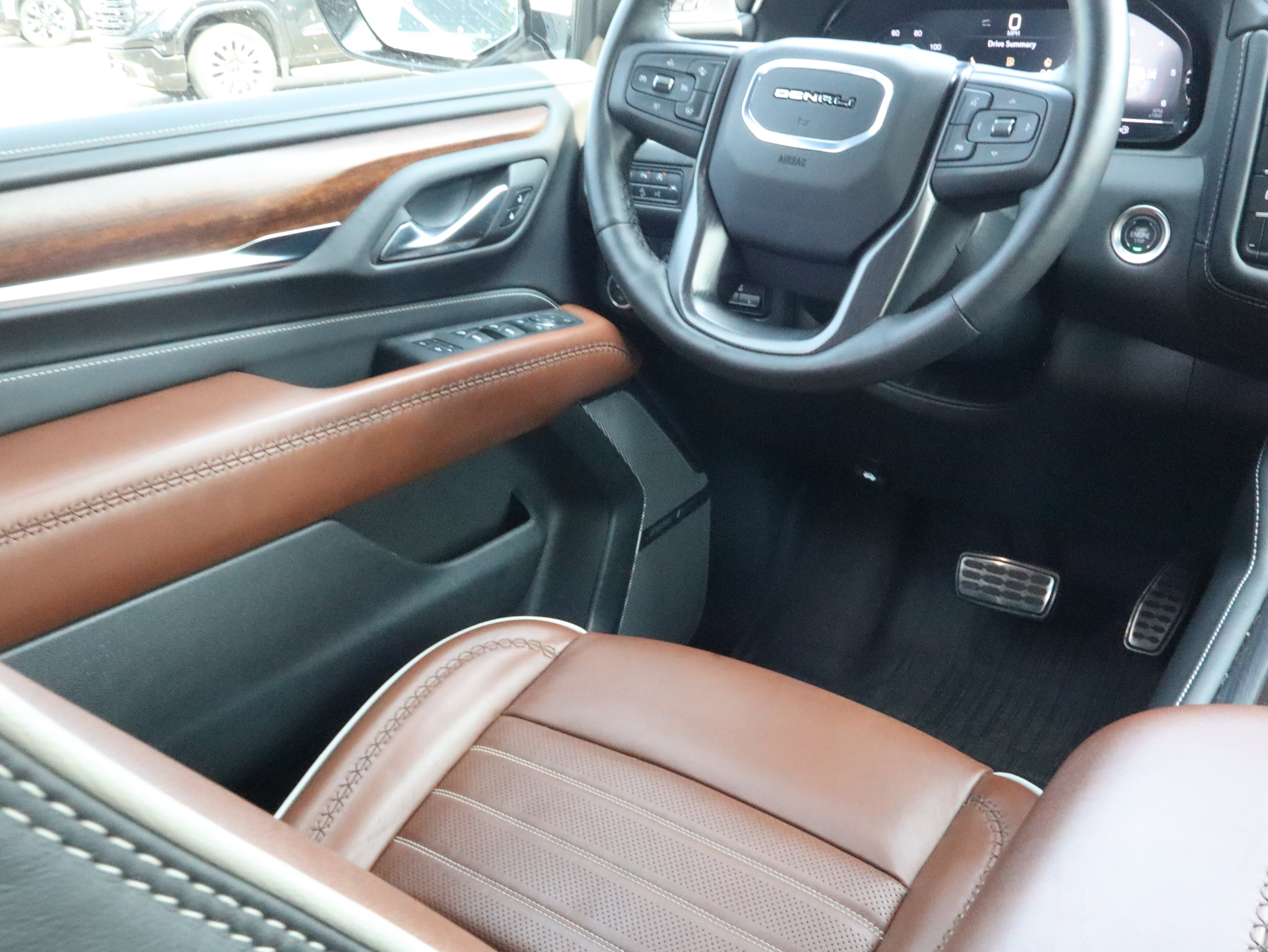 Used 2024 GMC Yukon Denali Ultimate AWD/4WD image 13