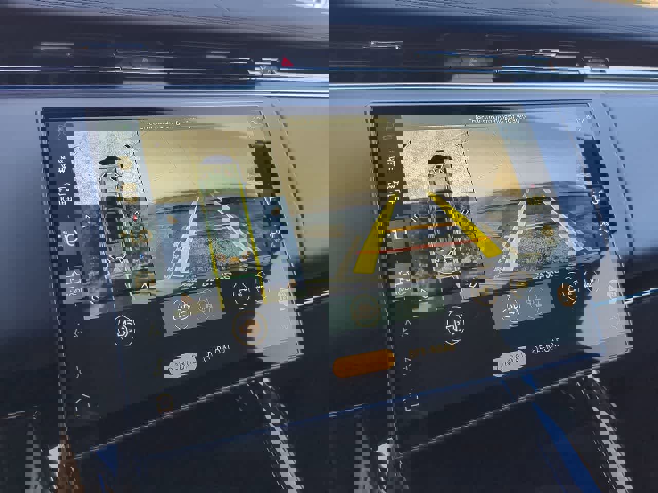 Used 2025 Land Rover Range Rover Sport SE image 32