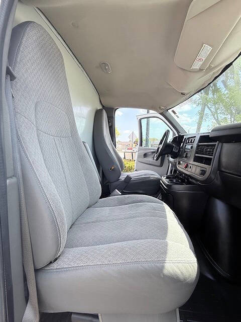 Used 2011 Chevrolet Express 3500 RWD image 11