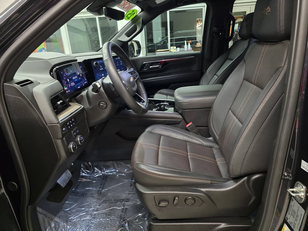 Used 2025 Chevrolet Suburban High Country RWD image 18