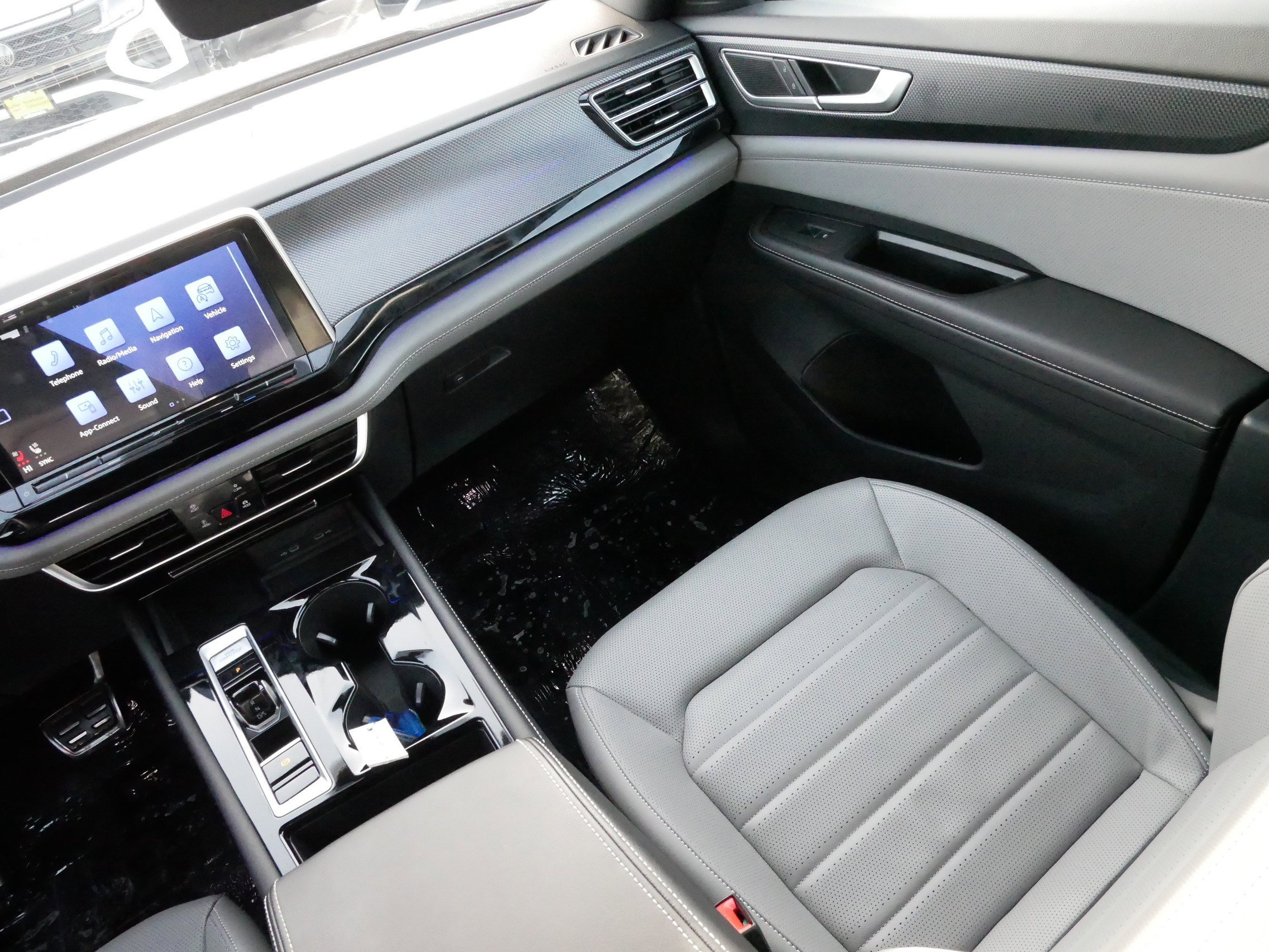 Used 2024 Volkswagen Atlas Cross Sport SEL R-Line image 11