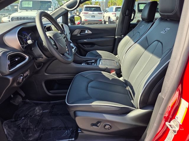 New 2027 Chrysler Pacifica Limited w/ S Appearance Package FWD image 3