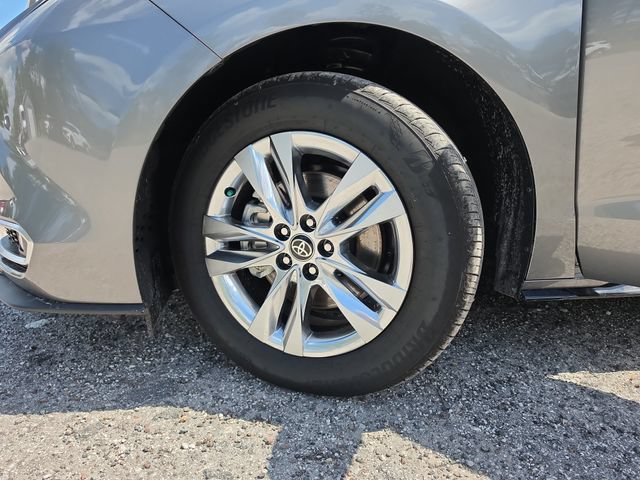 Used 2026 Toyota Sienna Limited FWD image 28