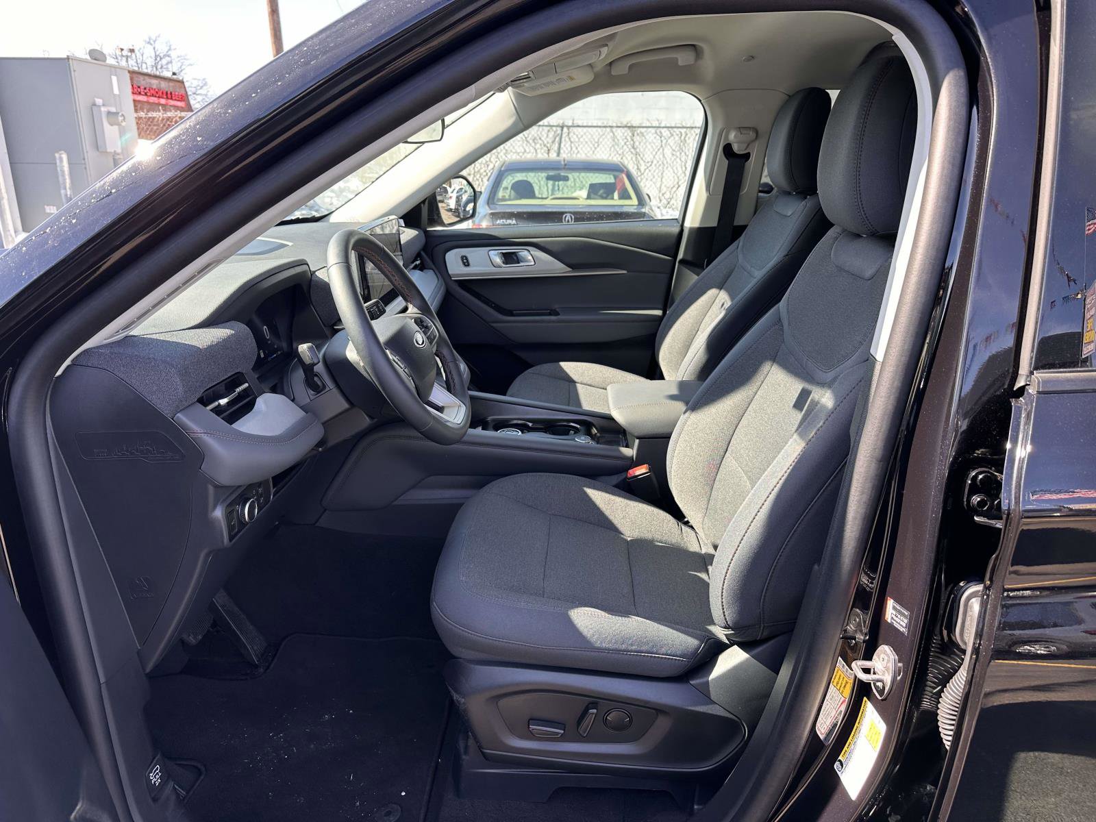 Used 2025 Ford Explorer Active image 12