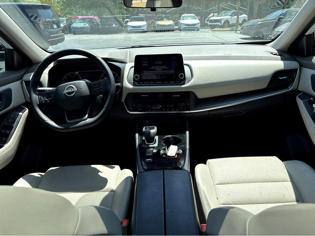 Used 2025 Nissan Rogue SV w/ SV Premium Package image 4