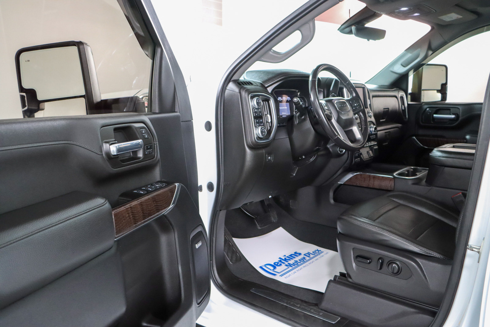 Used 2021 GMC Sierra 2500 Denali w/ Technology Package AWD/4WD image 3