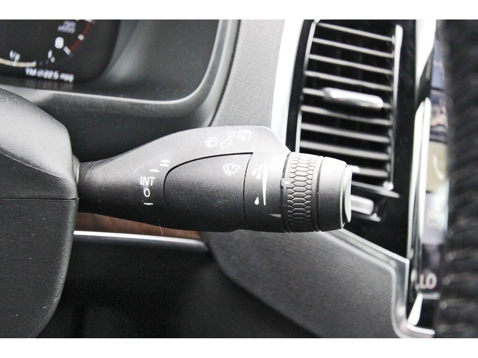 Used 2016 Volvo XC90 T6 Momentum w/ Momentum Plus Package AWD/4WD image 18