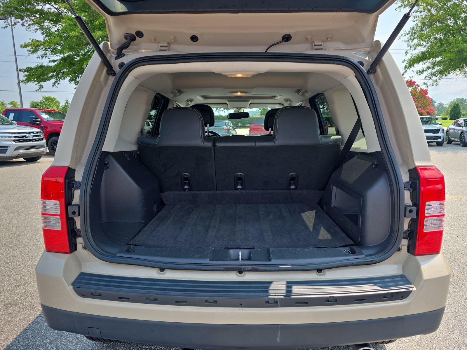 Used 2017 Jeep Patriot High Altitude AWD/4WD image 12